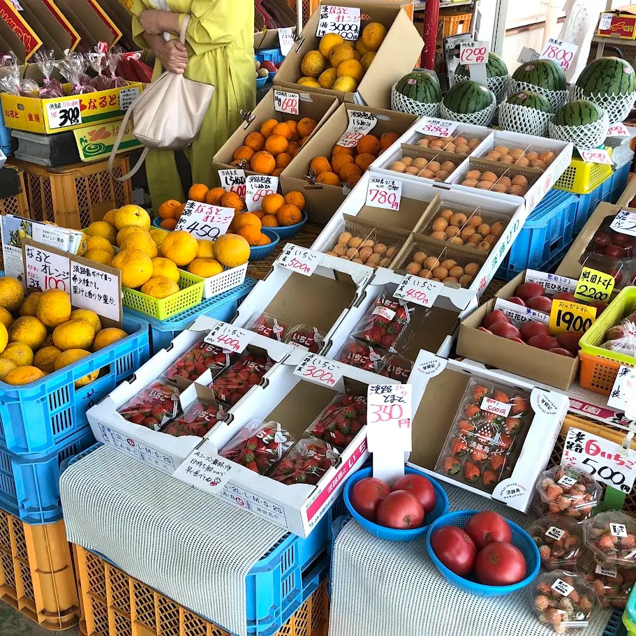 産直淡路島 赤い屋根にある果物のお土産