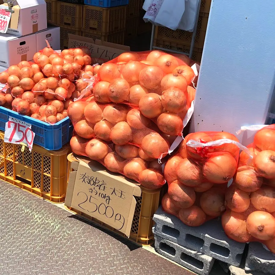 産直淡路島 赤い屋根にある淡路島産玉ねぎのお土産