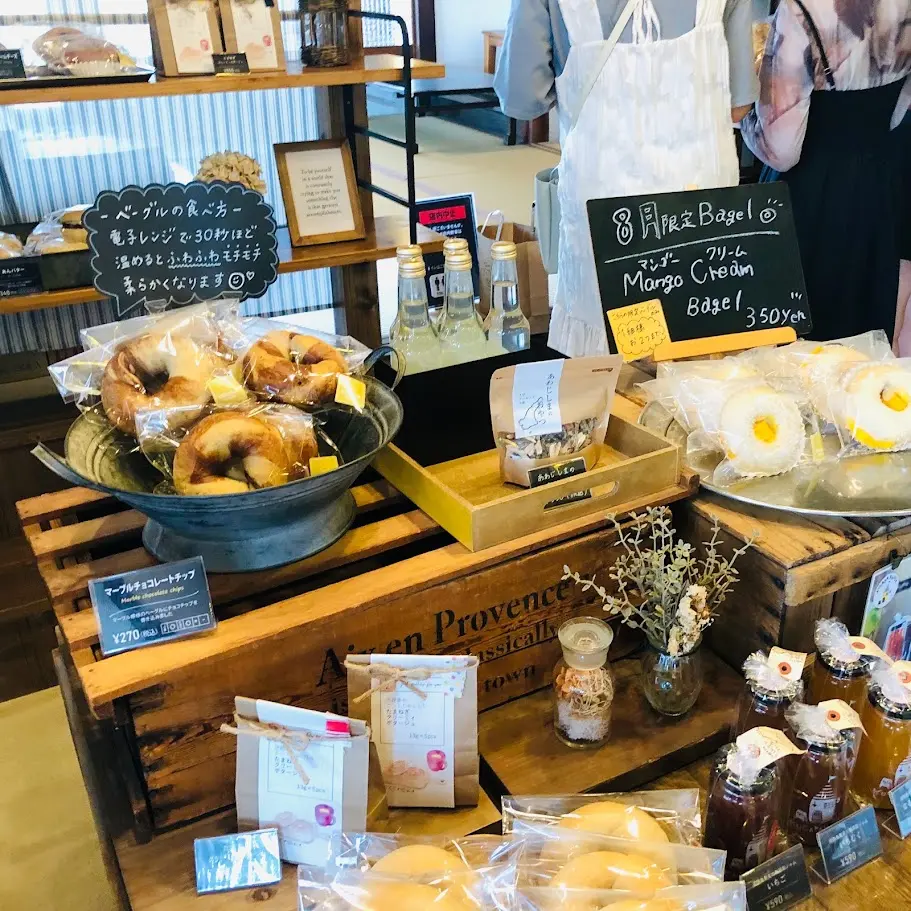 coconowa BAGEL & CAFE(ここのわベーグル)の店舗ディスプレイ