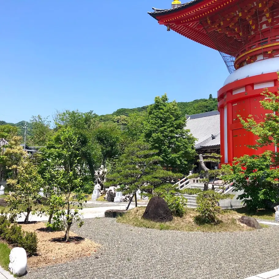 八浄寺にある赤い塔と日本庭園