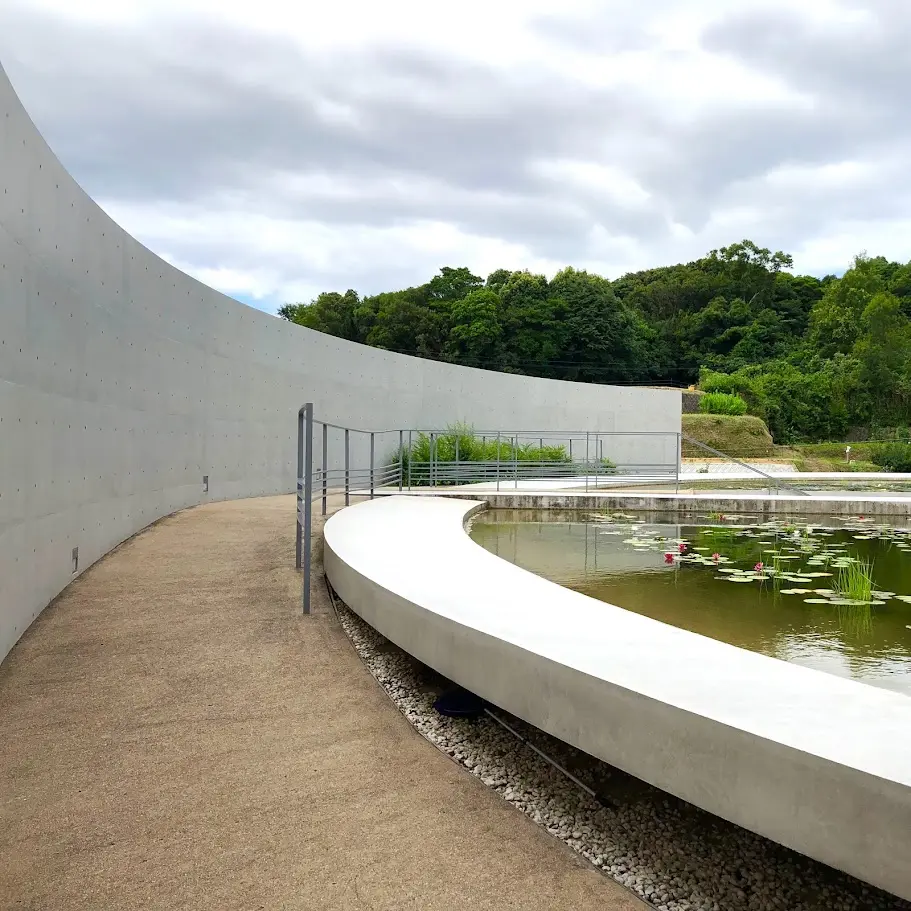 本福寺水御堂の建築デザインと池