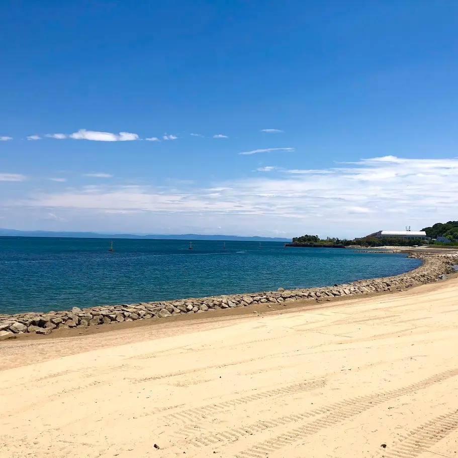 岩屋海水浴場の海岸沿い