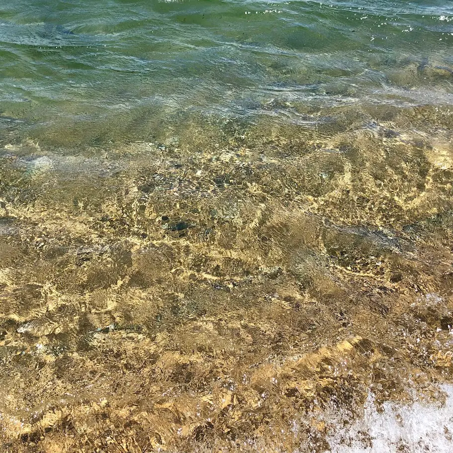 岩屋海水浴場の透明な海水