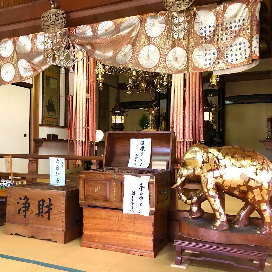 萬福寺にあるお賽銭箱