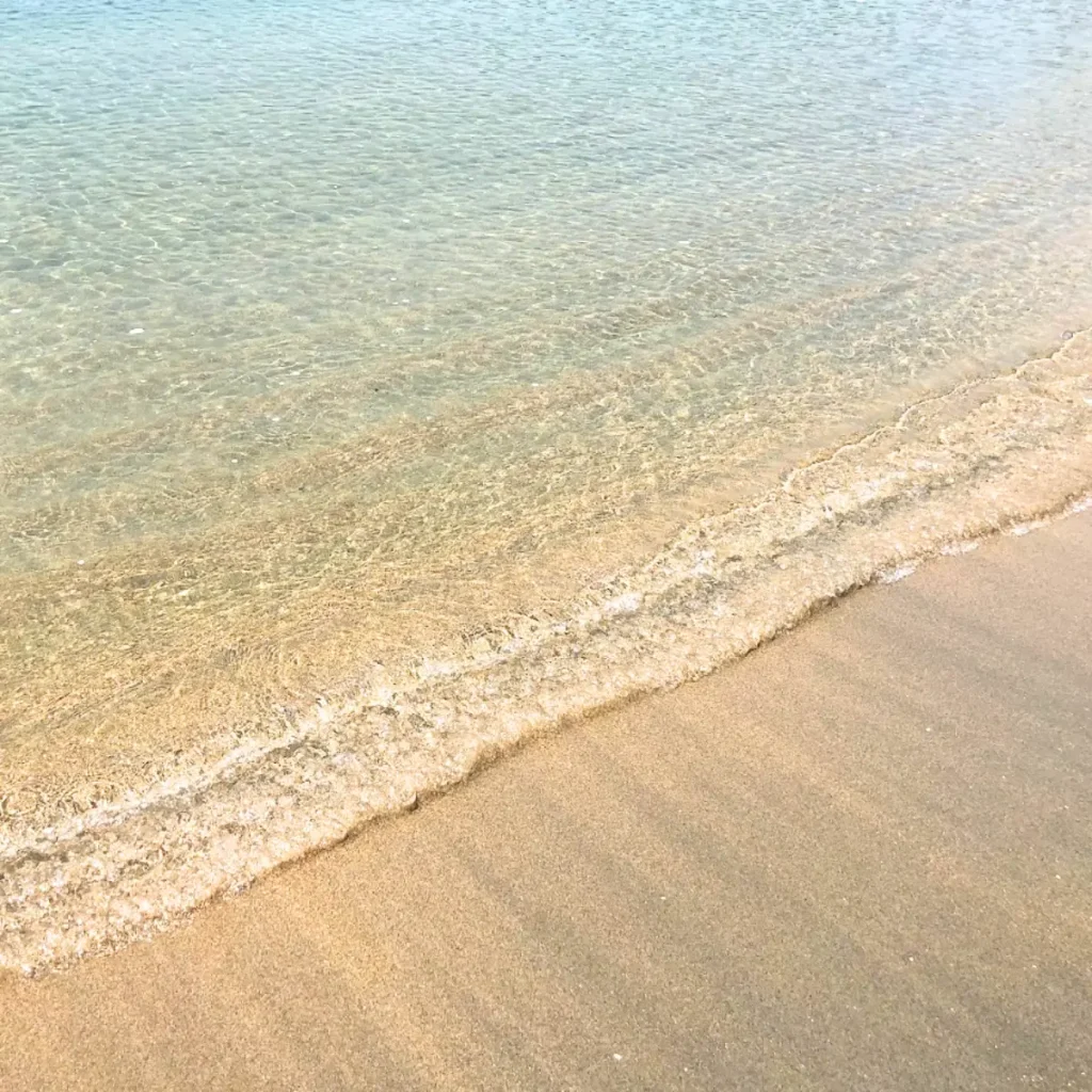 沼島海水浴場の透明な海水