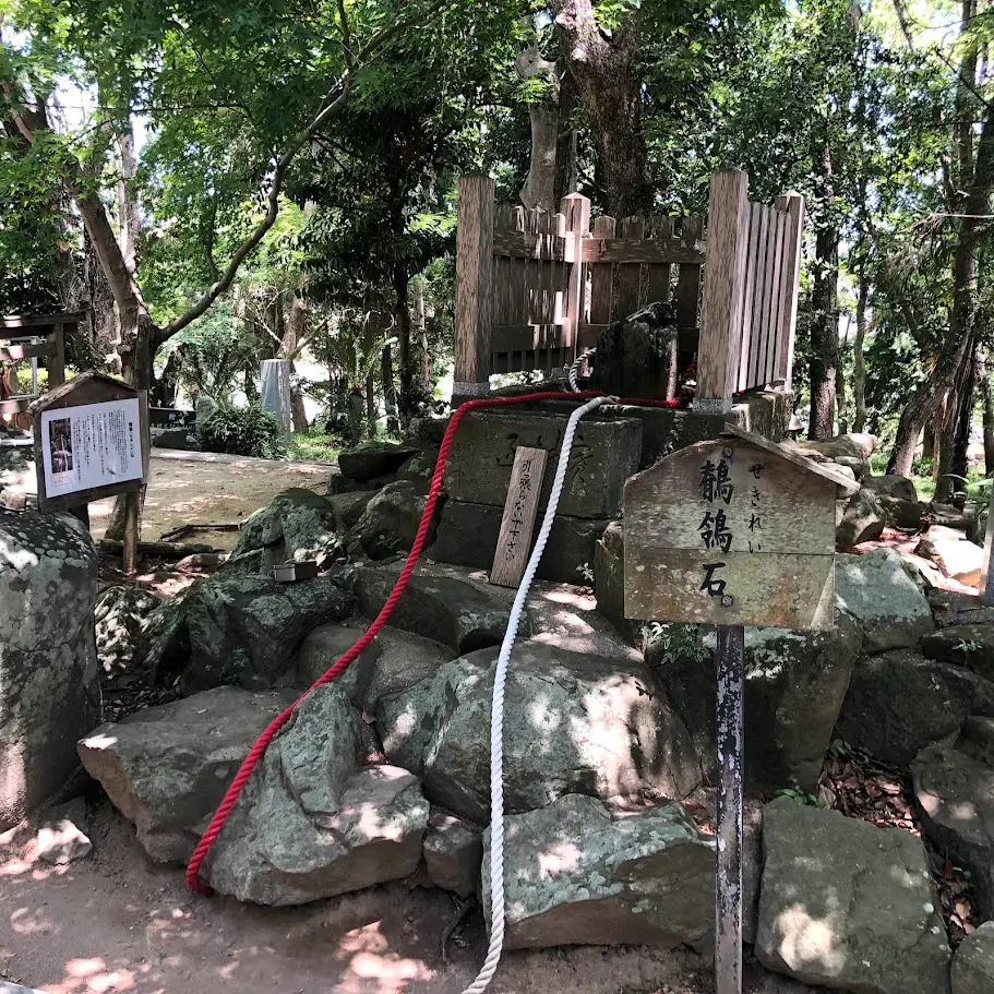 おのころ島神社にある鶺鴒石