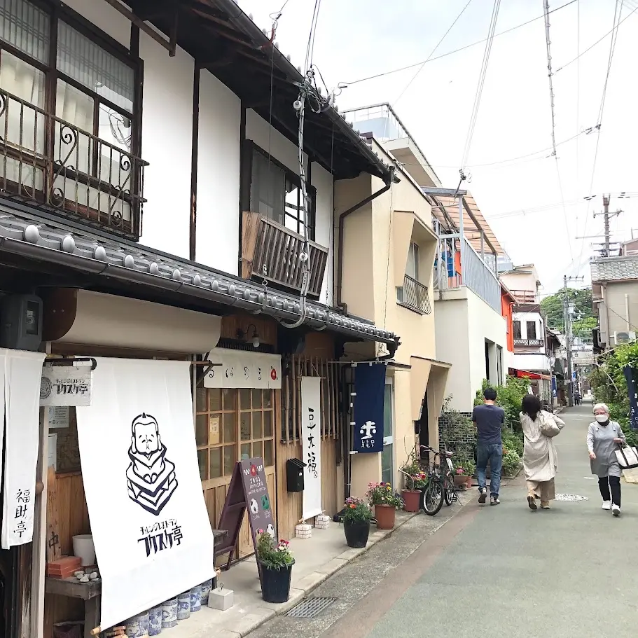 洲本レトロこみちに立ち並ぶお店