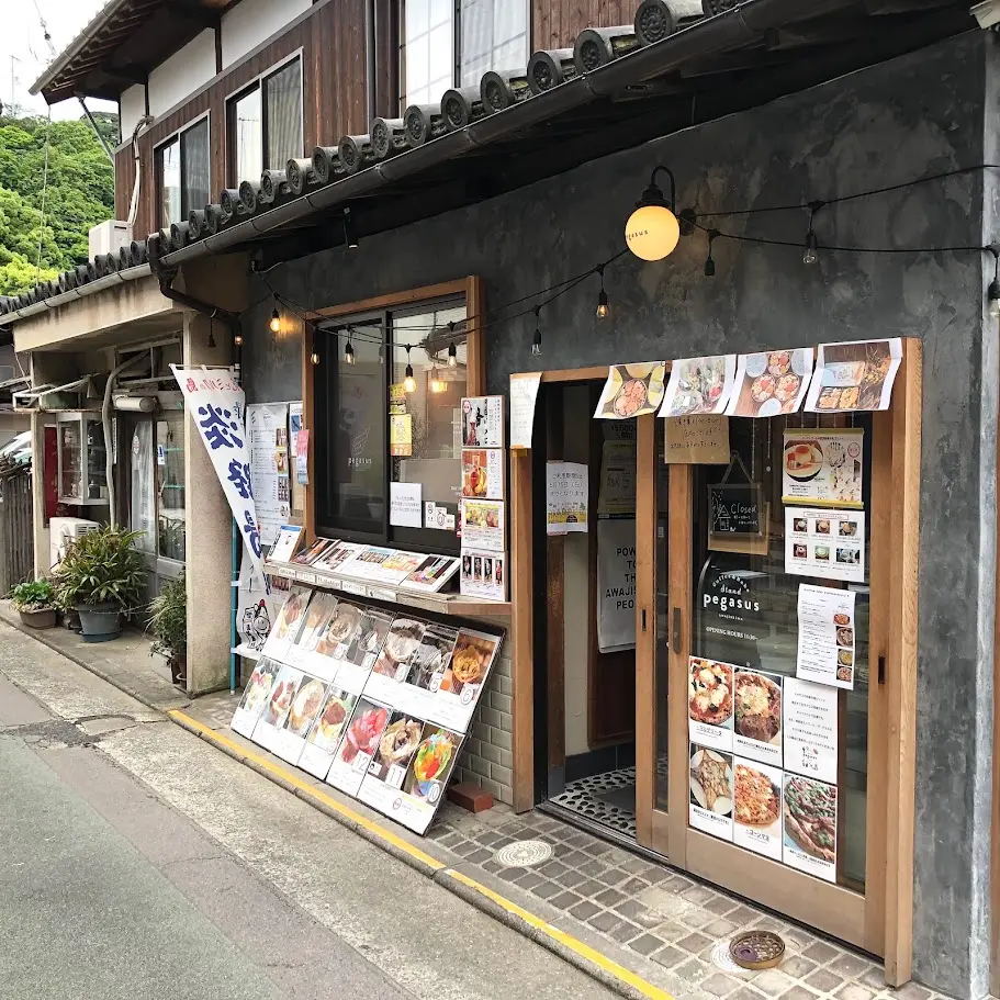 洲本レトロこみちに立ち並ぶ飲食店