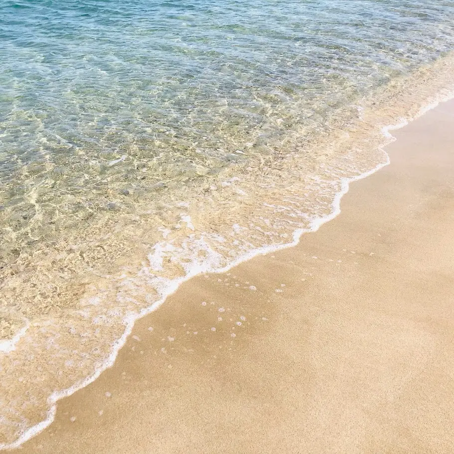 新都志海水浴場の透明な海水