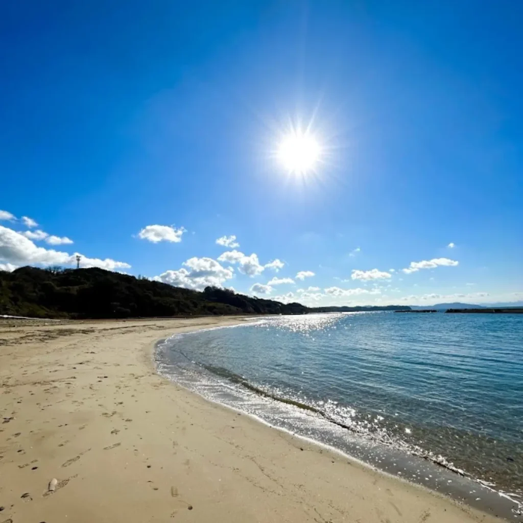 新都志海水浴場と太陽の光