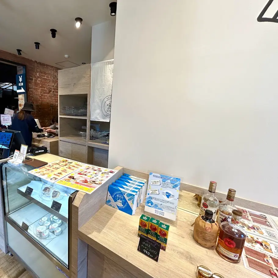 塩屋CAFE(塩屋カフェ)店内ディスプレイ