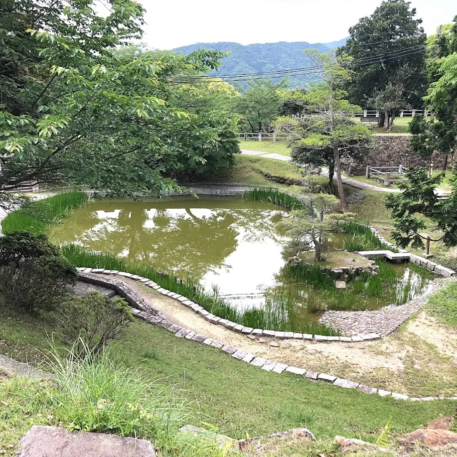洲本城跡の庭園にある池