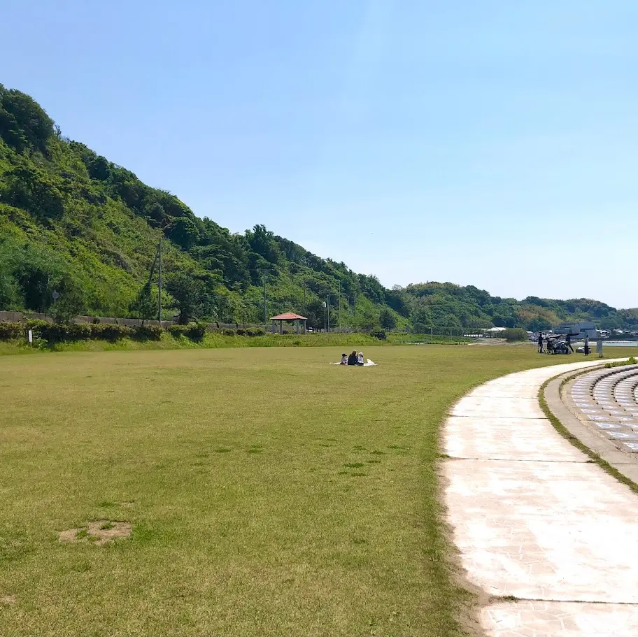 多賀の浜海水浴場の芝生広場