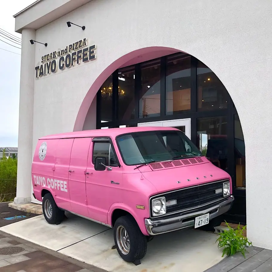 TAIYO COFFEE (タイヨ―珈琲)のピンクの車