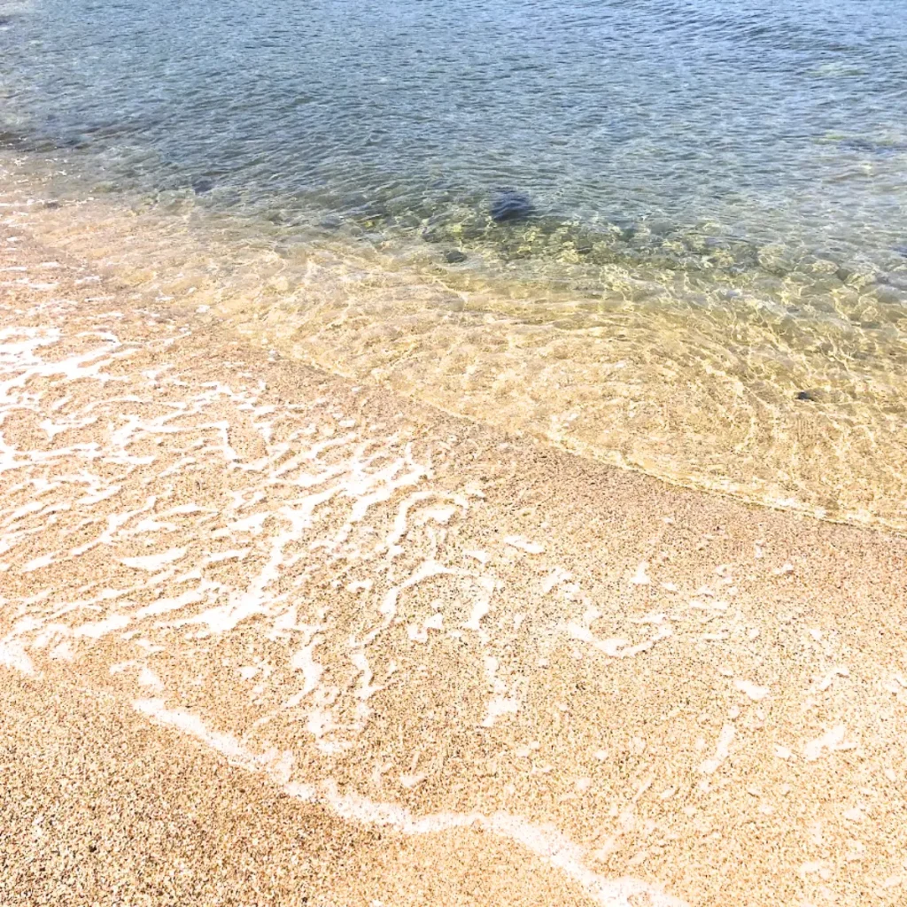 浦県民サンビーチの透明な海水