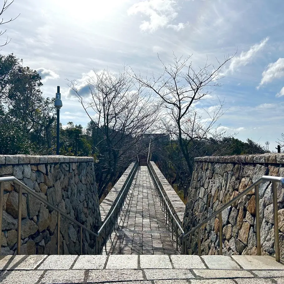 若人の広場公園の街路通路