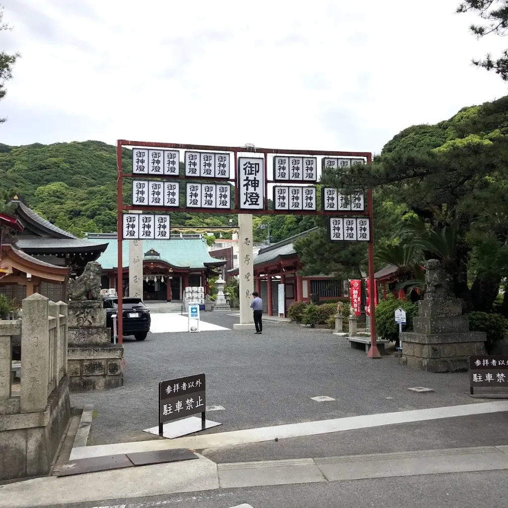 厳島神社（洲本市）の入り口の門