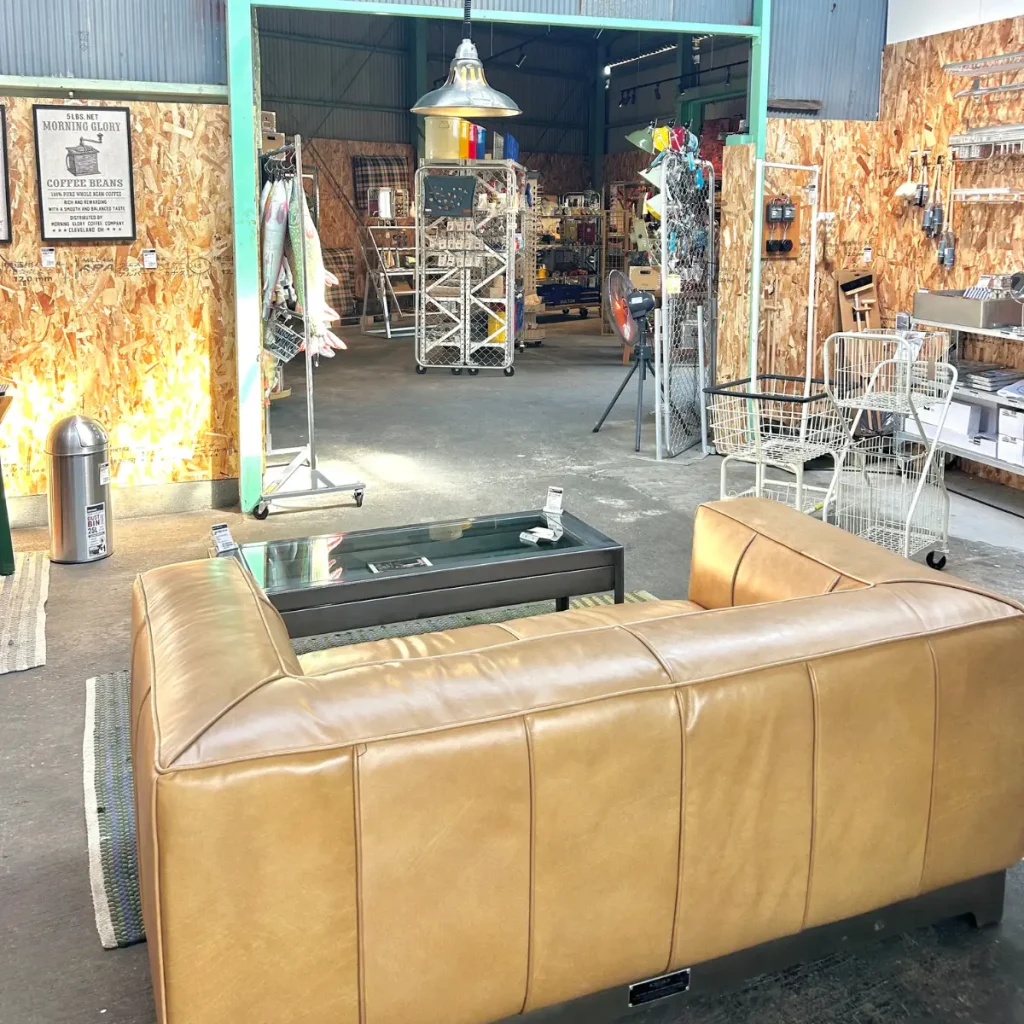 THE STOCK HOUSEでの店内販売家具ソファ
